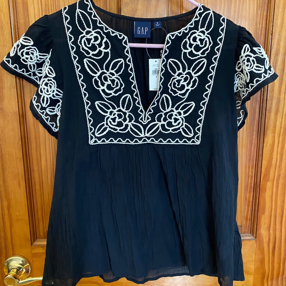 Gap Black & White Embroidered Short-Sleeve Top - Size Small - NEW WITH TAGS